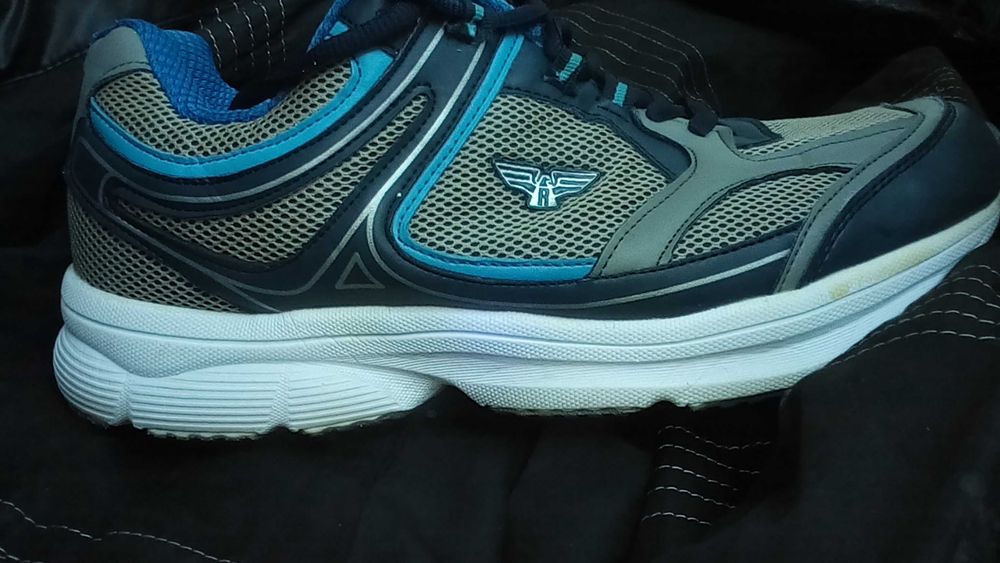 Продаю брендові чоловічі кросівки в гарному стані.  По устілці 28 см.