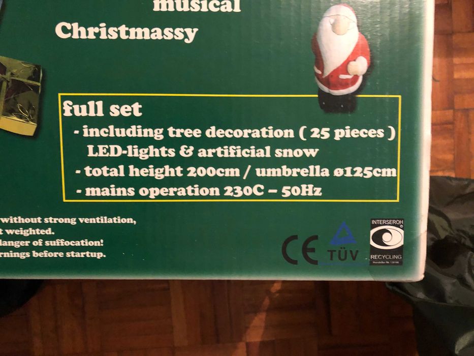Árvore de natal com neve artificial e luzes