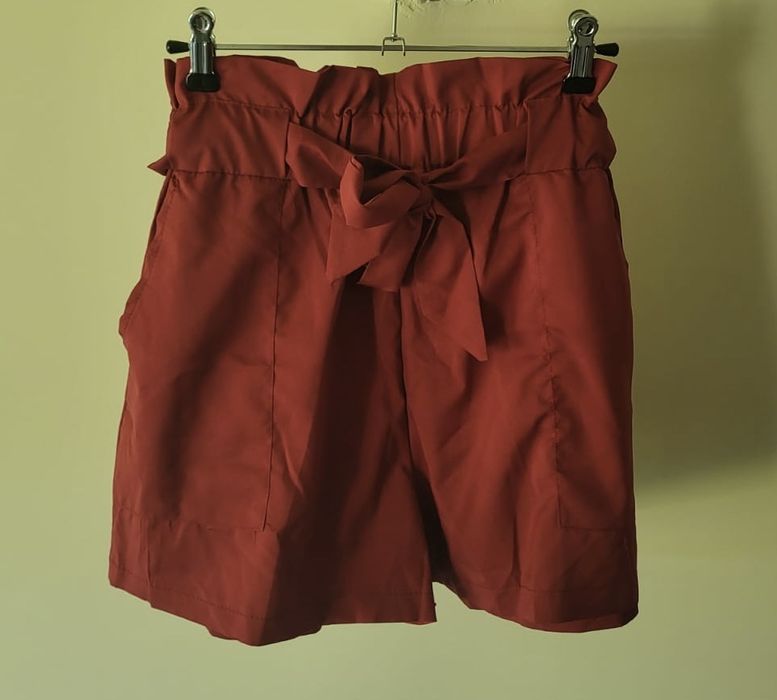 Czerwone spodenki w rozmiarze M