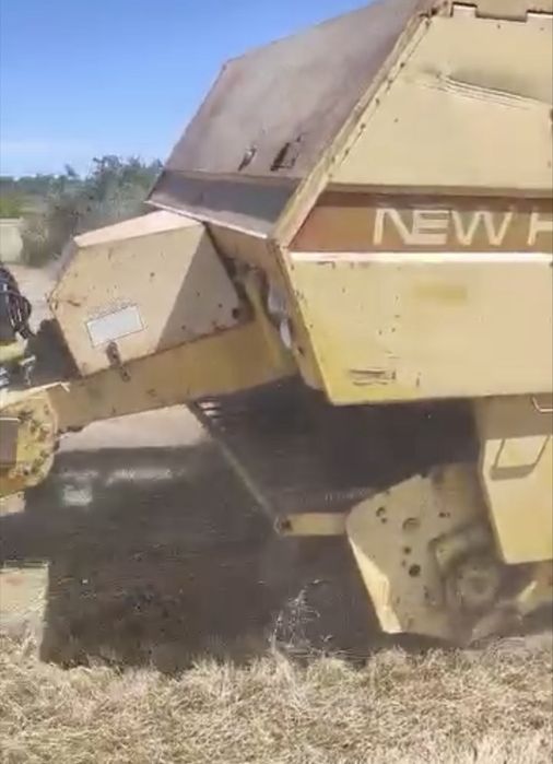 Vende-se enfardadeira New Holland D1000, em ótimo estado de funcionamento.