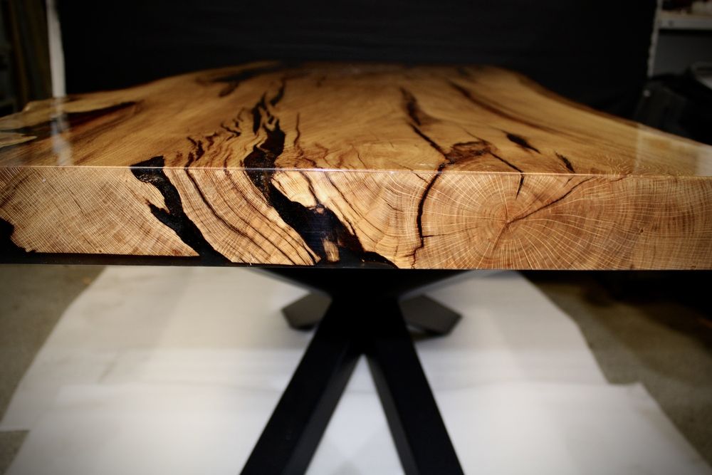 Stół dębowy z żywicą. Monolit