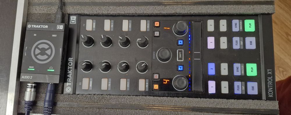 Native Instruments TraktorDJ X1 i Audio 2 DJ