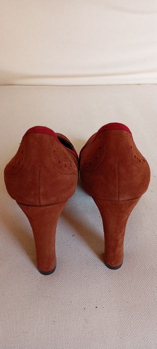 Sapatos de salto alto castanho camurça Carma