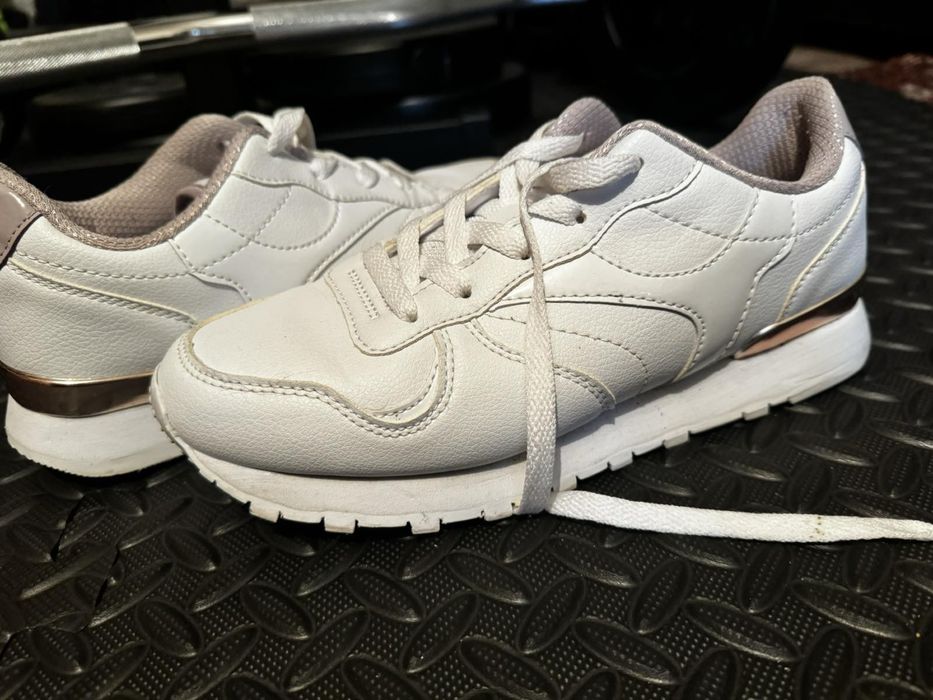 Женские кроссовки