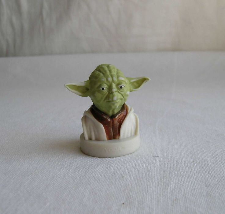 Figurka Yoda - ciekawa