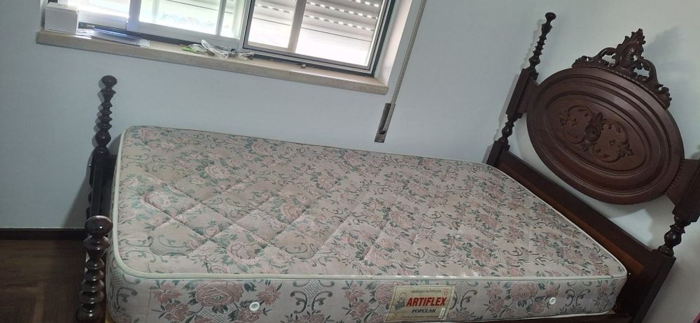 Cama de solteiro em madeira