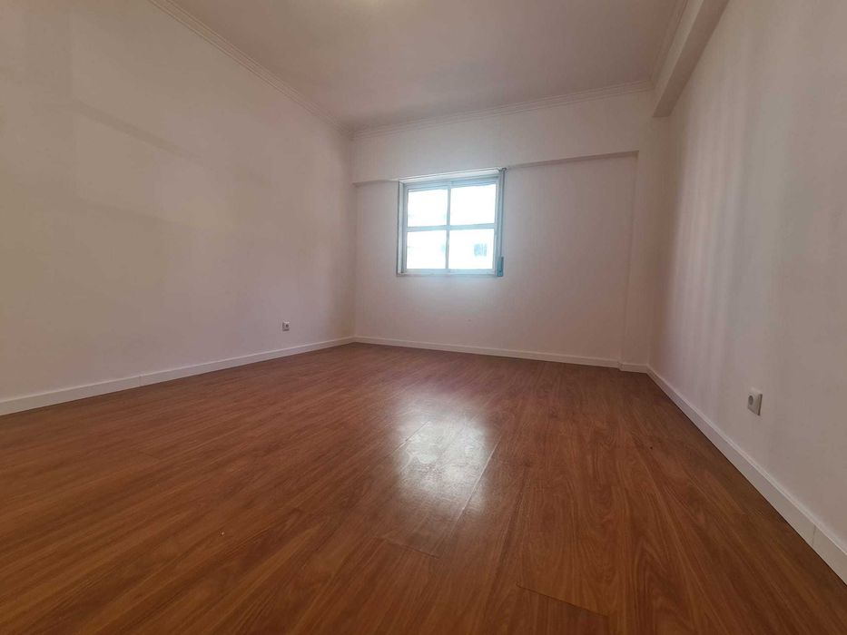 Apartamento T2 transformado em T3 — Rua Prof. Rui Luís Gomes, 11,  Mem Martins