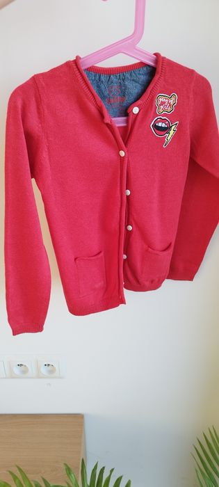 Sweterek kardigan zapinany 110 116 czerwony karminowy