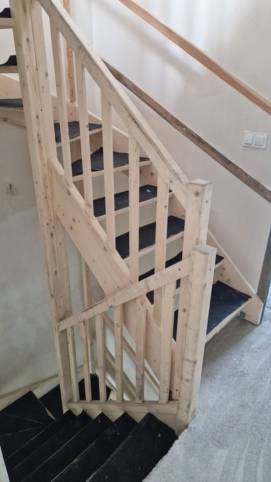 Schody sosnowe – 2 kondygnacje