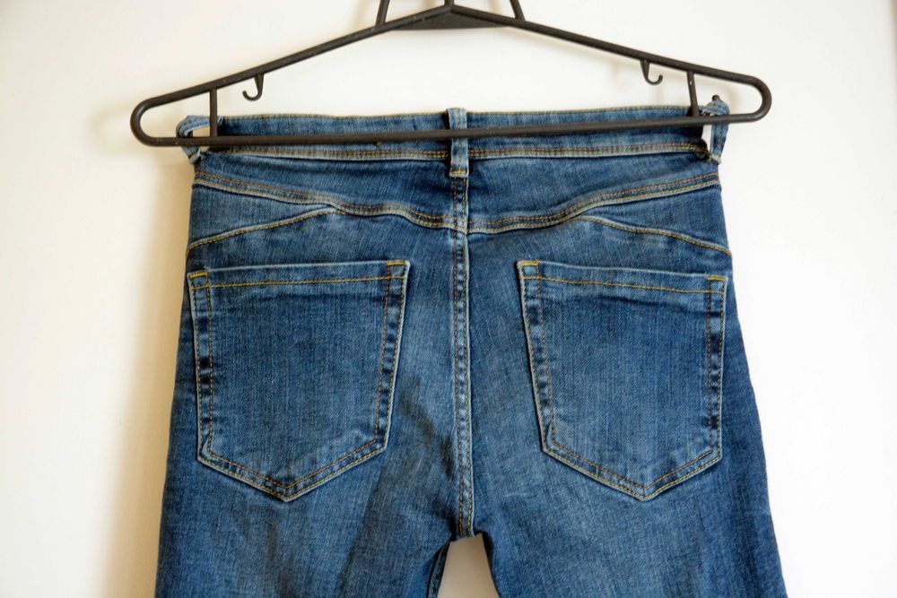 Spodnie jeansowe z dziurami Sinsay