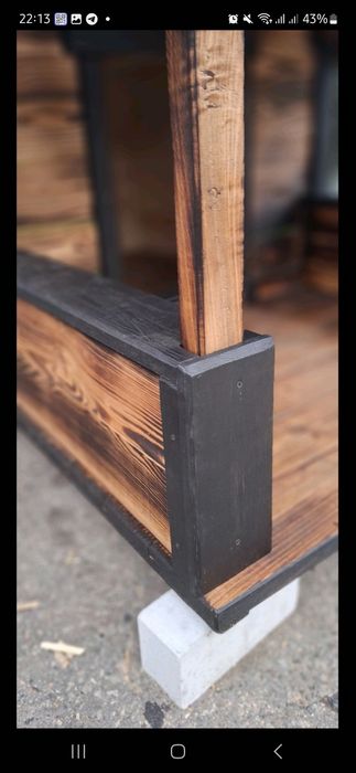 Большая деревянная будка