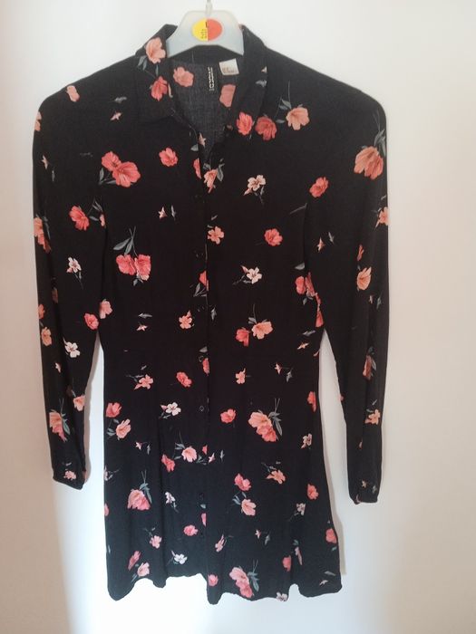 Vestido preto com flores da H&M