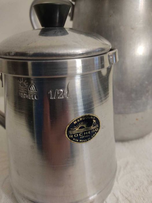 Lote 2 Bules Vintage em Alumínio – Estilo Rústico / Industrial