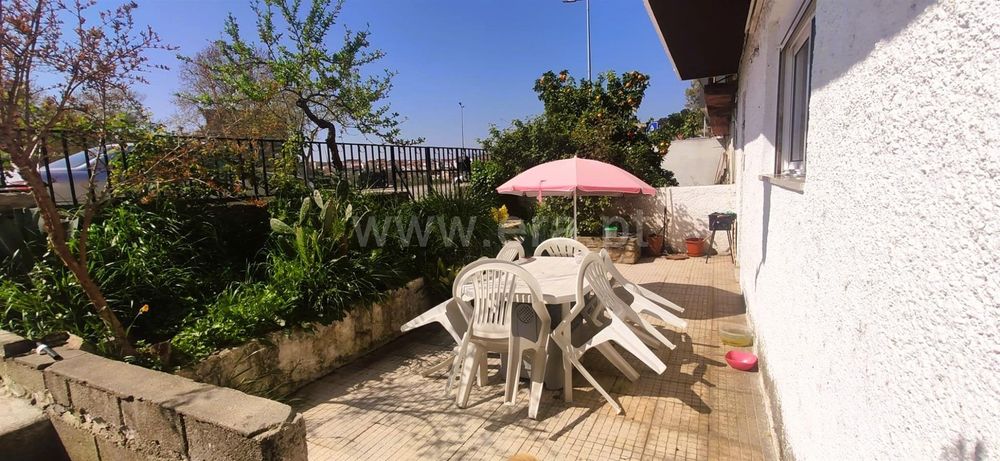 Moradia V4 com excelente potencial, com possibilidade de criação de 2 apartamentos independentes