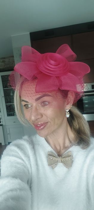 Fascynator ozdoba na głowę na opasce Kolor fuksja
