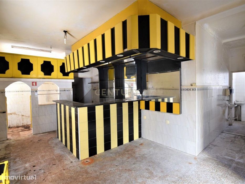 Prédio - Apartamento + Espaço Comercial - Centro Histórico da Nazaré