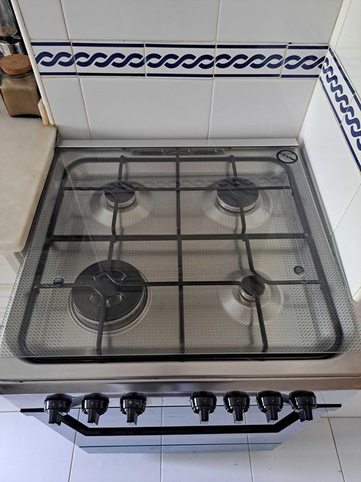 Fogão misto INDESIT I6TMH2AF X (59 L), em excelente estado