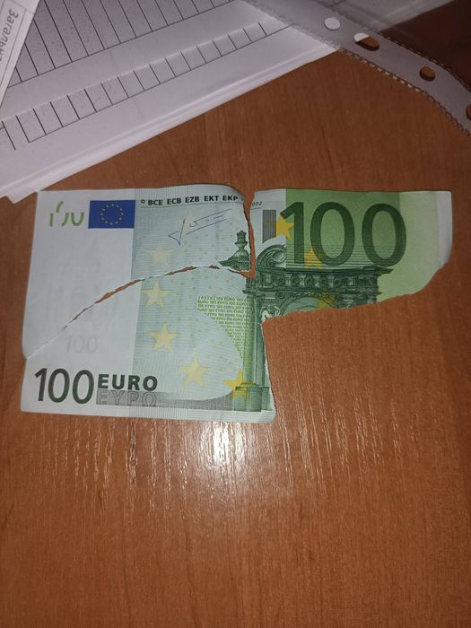 Пошкоджені долари