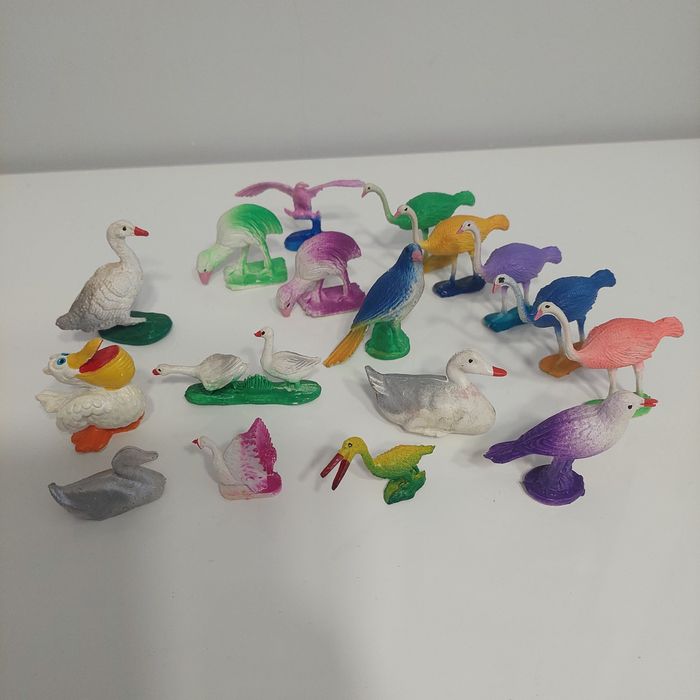 Figurki egzotyczne ptaki.