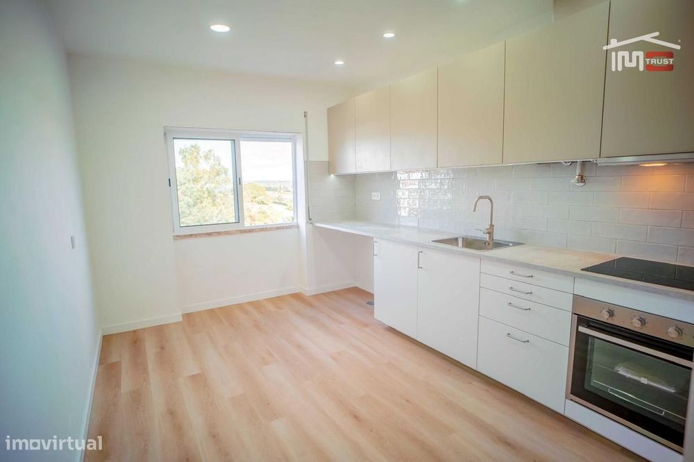 Excellent 2-Bedroom Apartment with Semi-Equipped Kitchen, Fully Renovated...
