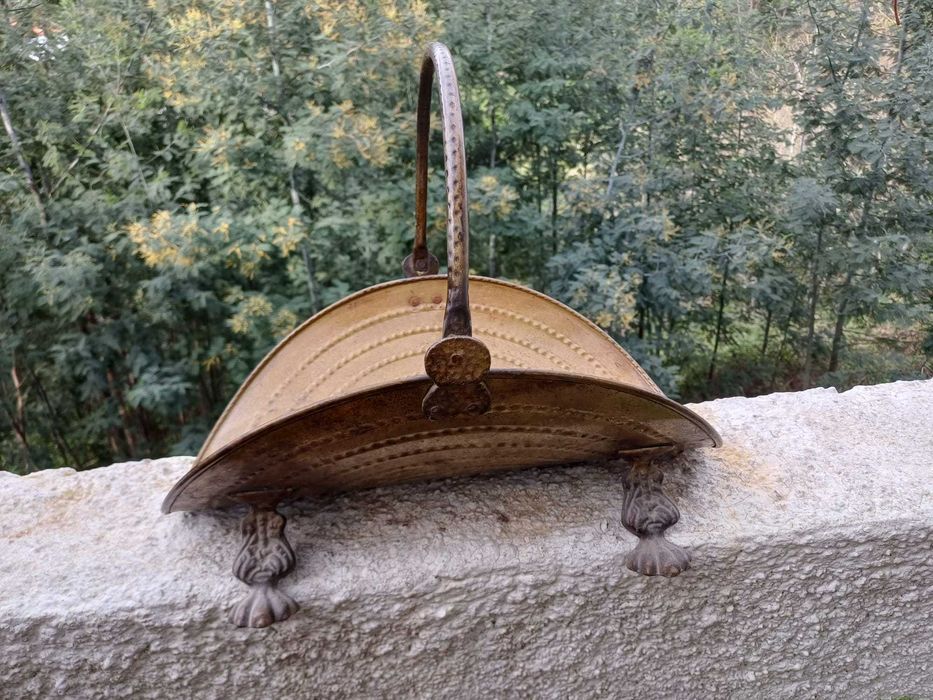 Cesto de lenha antigo, em latão