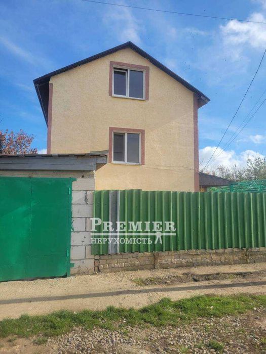 Продам триповерховий  сучасний будинок