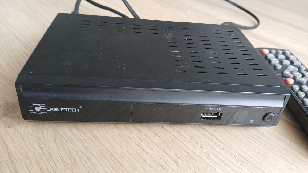 Dekoder DVBT Cabletech URZ 0083E z pilotem