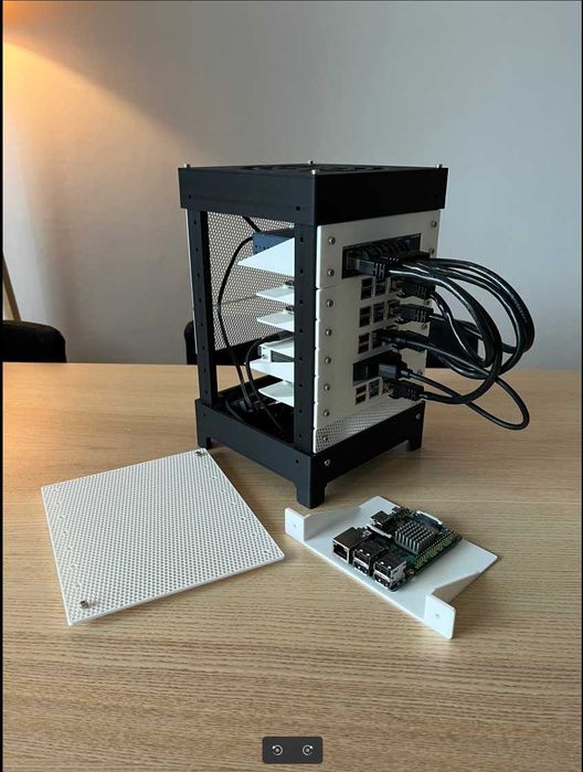 Mini Modular Home Server Rack – модульна міні-стійка для серверу