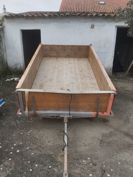 Reboque com báscula