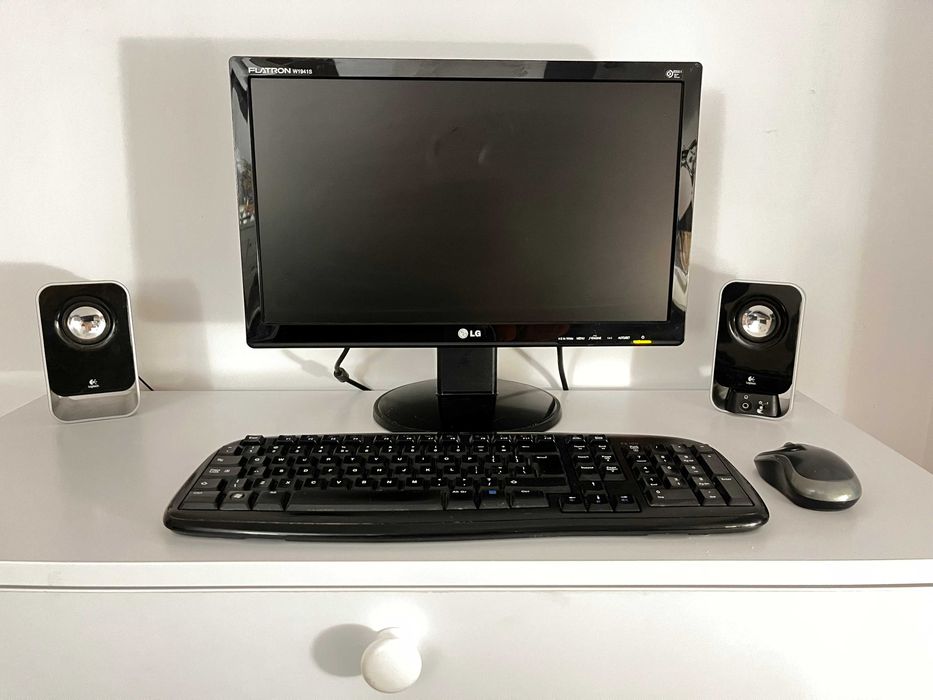Monitor LG+ klawiatura i mysz Logitech+zestaw głośników Logitech