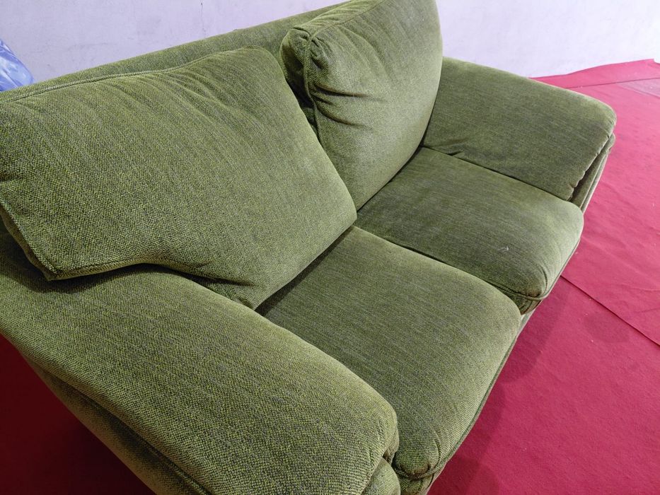 2 sofás verdes de 2 lugares cada um