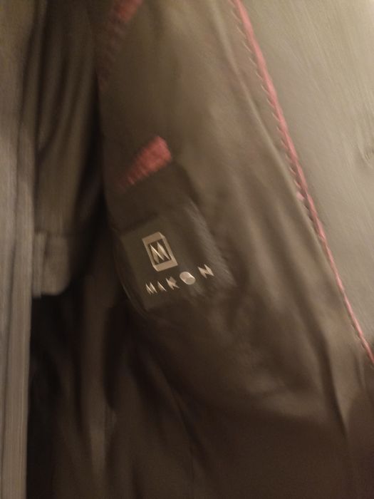 Grafitowy garnitur męski.