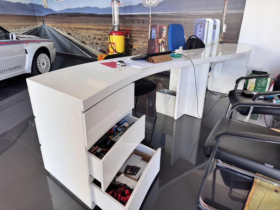 Secretaria pa 2 pessoas com gaveteiro de um lado e outro