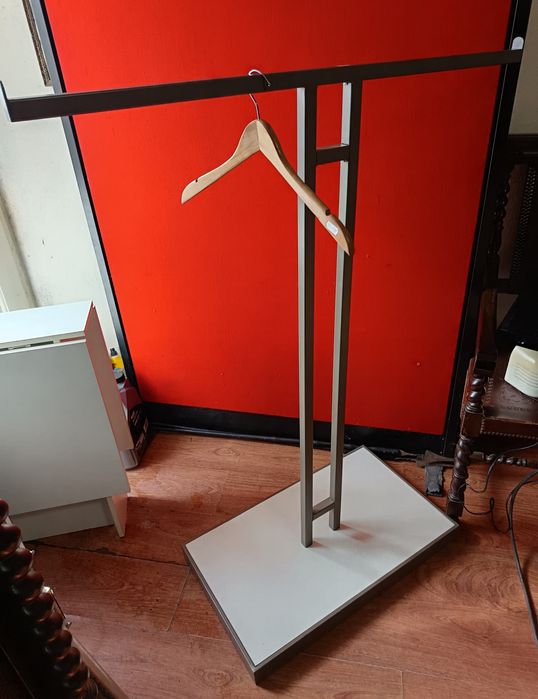 Cabide metálico dois braços