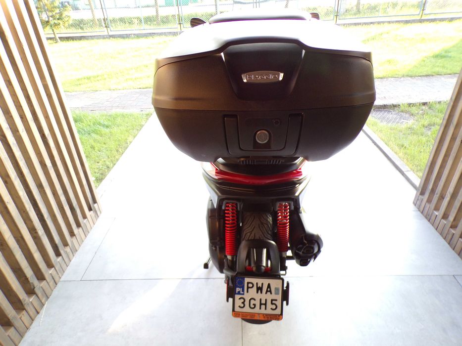 Piaggio MP3 400 HPE najnowszy model kolor Czarny Mat + Oryginalny Kufer OEM.