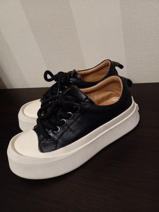 Продам кеди на осінь- весну. Натуральна шкіра . 38 розмір, 24 см устіл