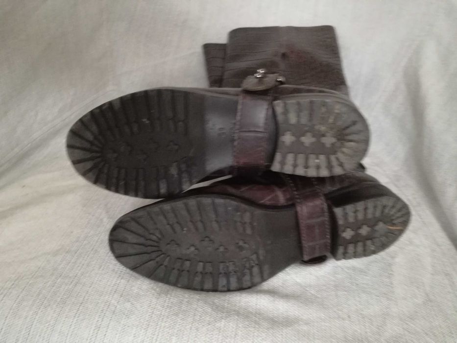 Botas cano alto até ao joelho salto raso em pele cobra castanho