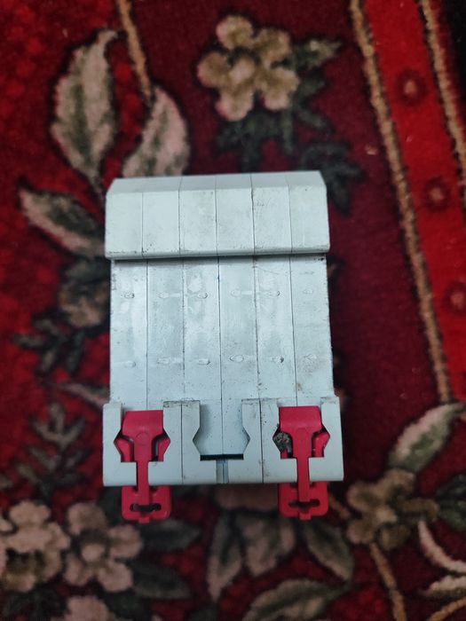 Автоматичний вимикач на 40А 3 фази