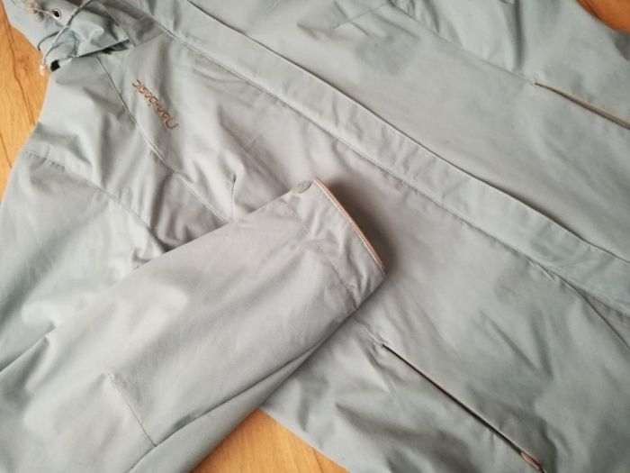 Damska kurtka sportowa z kapturem lekko ocieplana