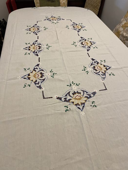 Toalha de mesa com bordado da Madeira