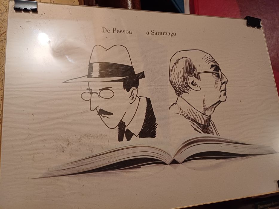 Moldura de vidro com tema de saramago e fernando pessoa