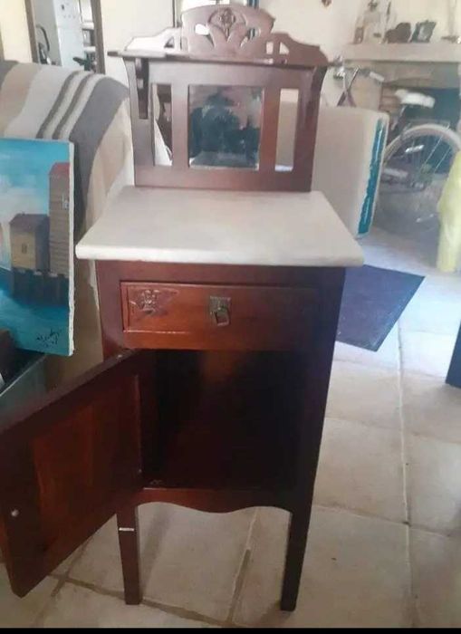 Mesa cabeceira antiga