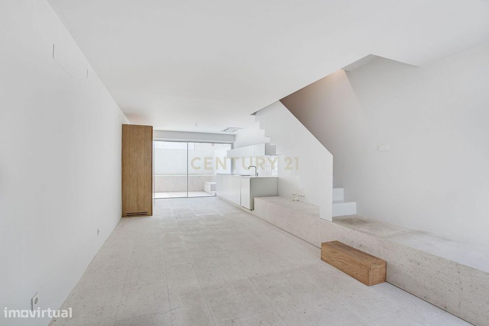 Moradia Geminada T3 com Terraço Vista Rio e Logradouro com Piscina | A
