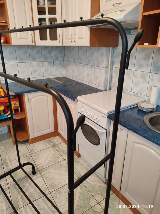 Nowy czarny wieszak organizer stojący na ubrania