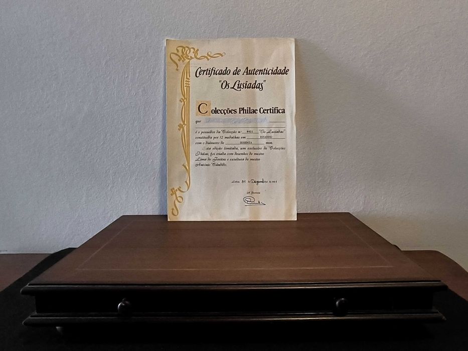 Estojo em madeira com 12 medalhas, alusivas à Obra de Luís de Camões