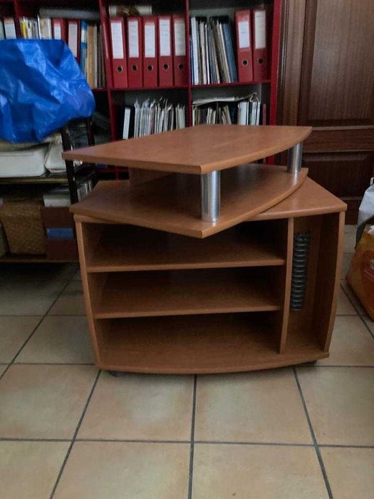 Móvel de TV em madeira com topo rotativo