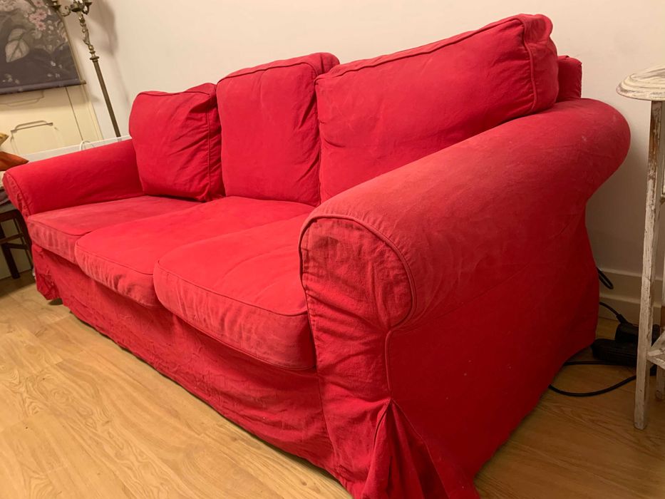 Sofá Ikea EKTORP com capa vermelha (removível)