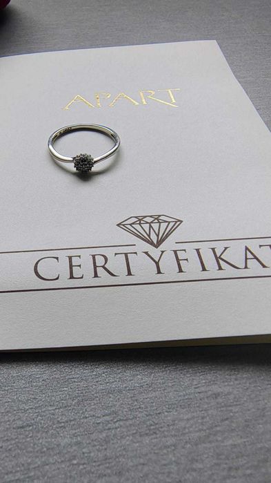 Pierścionek białe złoto z diamentami
