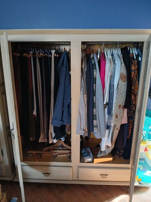 Armário de madeira maciça