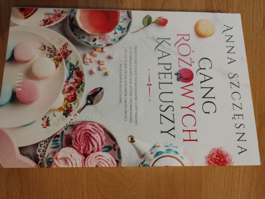 Gang różowych kapeluszy - Anna Szczęsna